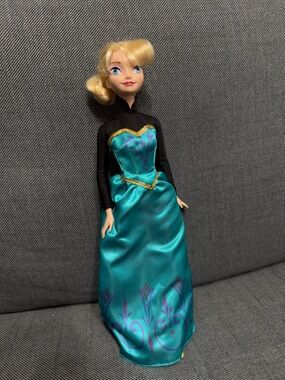 Disney Mattel Frozen Elsa Coronation Day doll
